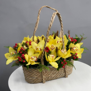 Композиция в сумке из орхидей, лагуруса и гиперикума в Москве