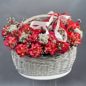 Композиция в корзине из роз Эквадор Игуазу, озатамнуса, гиперикума и хамелациума в Москве