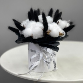 Композиция в шляпной коробке мини "Чикатуха" из хлопка и лагуруса в Москве