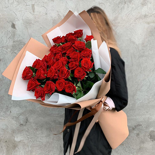 Букет красных роз с веточками эвкалипта
