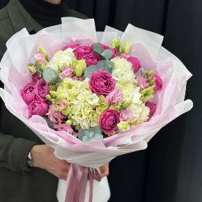 Микс-букет с пионовидными розами, белыми гортензиями и эустомой в Москве