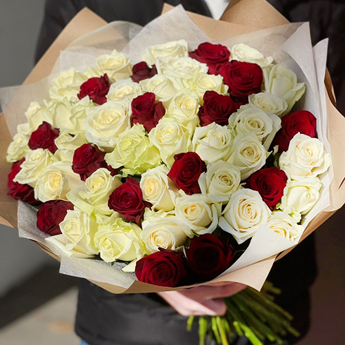 Букет 51 белая и красная роза (50 см) в Москве Букет 51 белая и красная роза (50 см) в Москве