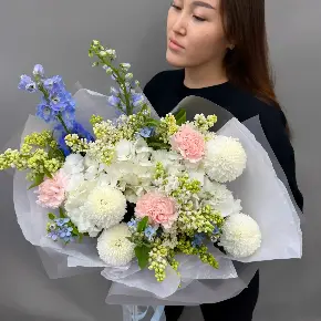 Букет "Элиза" с горетнзиями, дельфиниумом и сиренью в Москве