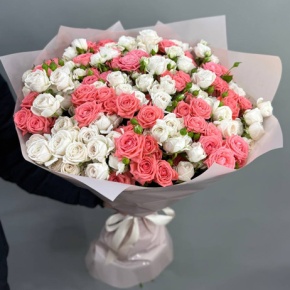Букет "Снежка" из 25 кустовых белых и коралловых роз (60 см) в Москве