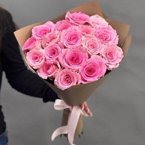 Букет из 17 роз сорта Мандала (60 см) в Москве