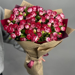 Букет из 19 рубиновых кустовых роз (50 см) в Москве