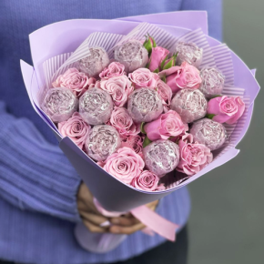 Букет из шоколадных пионов и кустовых роз в Москве