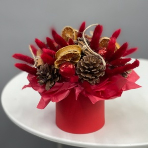 Композиция в шляпной коробке "Глинтвейн" из шишек, корицы и лагуруса в Москве