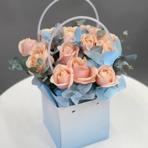 Стильная композиция в сумочке из роз Аваланж и эвкалипта в Москве