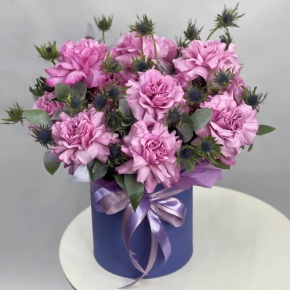 Композиция в шляпной коробке из роз Эквадор и веточек эрингиума в Москве