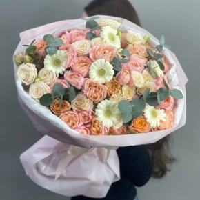 Букет "Медовый рассвет" из пионовидных роз Джульетта, эвкалипта и гербер в Москве