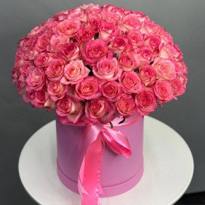 Композиция в шляпной коробке из 101 розы Джумилия в Москве