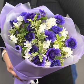 Букет "Виена" их анемонов, нарциссов и питаспорума в Москве