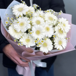 Нежный букет из гербер и ромашек в Москве