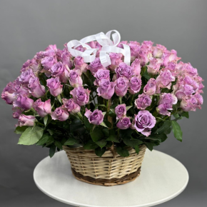 Композиция в корзине из 131 кенийской розы (40 см) в Москве