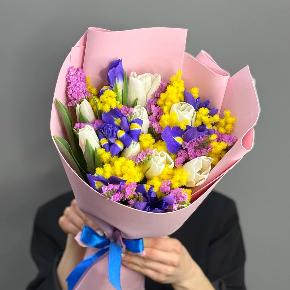 Яркий микс с ирисами, тюльпанами, статицей и мимозой в Москве