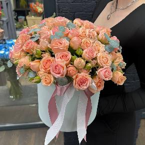 Композиция из кустовых роз в шляпной коробке " Персиковый мусс" в Москве