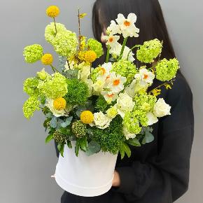 Копмозиция с нарциссами в шляпной коробке " Весна на пороге"  в Москве