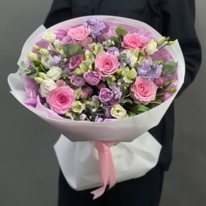 Букет "Хлоя" из альстромерий, кустовых роз, ароматных маттиол, эустом и махровых роз в Москве