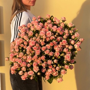 Букет из 39 нежных кустовых роз (70 см) в Москве Букет из 39 нежных кустовых роз (70 см) в Москве