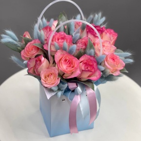 Стильная композиция в сумочке "Небесный поцелуй" из роз Джумилия и лагуруса в Москве