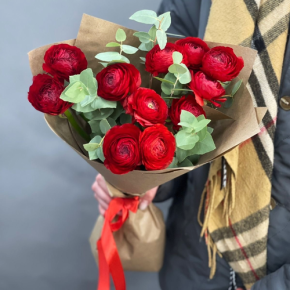 Букет из 11 ранункулюсов и эвкалипта в Москве