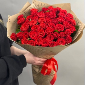 Букет из 51 розы Эль Торо в крафте (60 см) в Москве