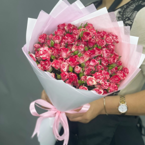Букет из 19 кустовых роз (50 см) в Москве