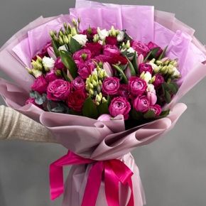 Букет "Эстония" из пионовидных кустовых роз Мисти Баблз, тюльпанов и эустом в Москве