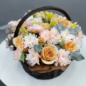 Композиция в корзине роз Эквадор, эвкалипта, хризантем и альстромерий в Москве