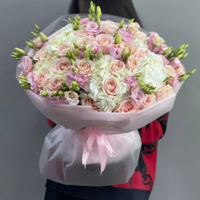 Букет "Нежная лазурь" из гортензий, эустом и роз Аваланж в Москве