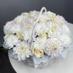 Композиция в корзине из георгин, хризантем и роз в Москве