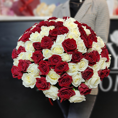 Купить шикарный букет из 101 красной и белой розы (50 см) в Москве - 8 813  руб. | Заказать с доставкой на дом