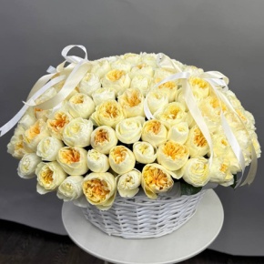 Композиция в корзине из 151 Эквадорской пионовидной розы в Москве