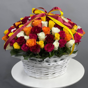 Композиция в корзине из 101 кенийской розы микс (40 см) в Москве