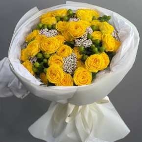 Букет "Яркий акцент" из лимонных пионовидных кустовых роз, озатамнуса и гиперикума в Москве