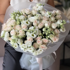 Букет "Пассаж" из эустом и кустовых роз в Москве