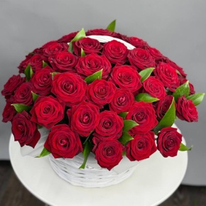 Композиция в корзине из 55 красных роз в Москве