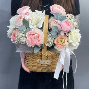 Композиция в корзине "Изящный комплимент" из ранункулюсов, роз Эквадор Плая Бланка, озатамнуса и эвкалипта в Москве