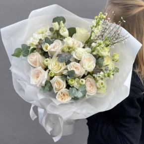 Букет "Сливочная нежность" из ароматных роз Эквадор Охара, маттиол, эустом, генисты, ранункулюсов, гортензии и нарциссов в Москве