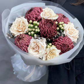 Букет "Всё что тебе касается" из хризантем Бигоуди, роз Эквадор Квиксенд и гиперикума в Москве