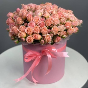 Композиция в шляпной коробке "Флэт" из кустовых персиковых роз в Москве