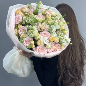 Букет "Нежный мотив" из роз и эустом в Москве