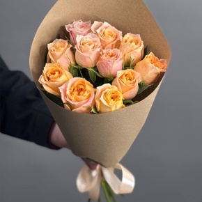 11 персиковых роз в крафте (50 см) в Москве