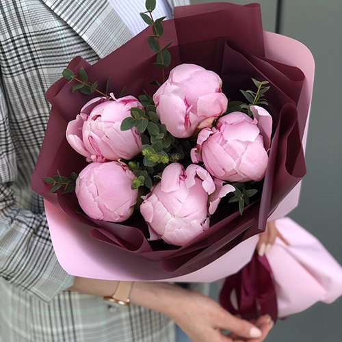 Купить букет 5 розовых пионов с эвкалиптом в Москве - 3 565 руб. | Заказать  с доставкой на дом