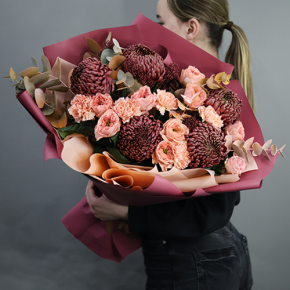 Букет "Осенний блюз" из хризантем Бигоуди, диантусов, скиммии и роз Риджентс парк  в Москве