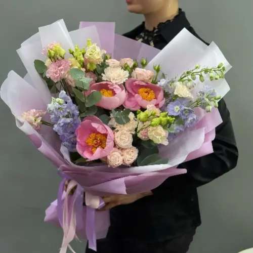 Авторский букет " Яркие чувства" с пионами, дельфиниумом,эустомой и розами в Москве