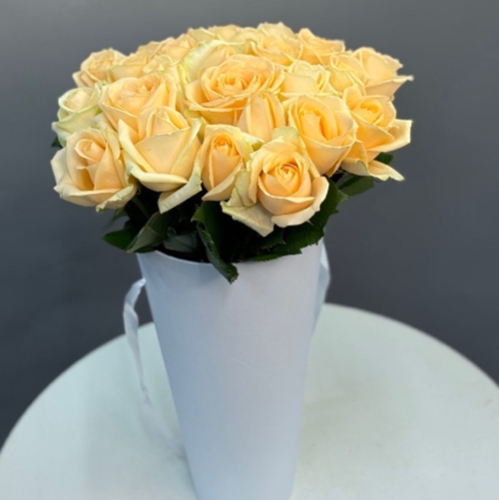 25 кремовых роз в конусе в Москве