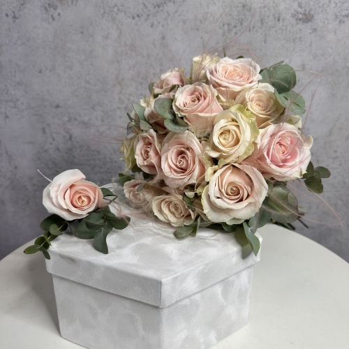 Свадебный букет из роз и эвкалипта в Москве