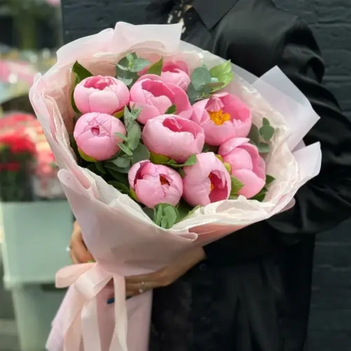 Букет из 9 лососевых пионов с эвкалиптом в Москве